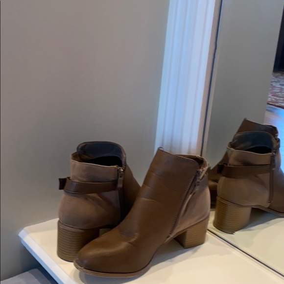 SUPER CUTE BOOTIE HEELS! - Picture 1 of 3